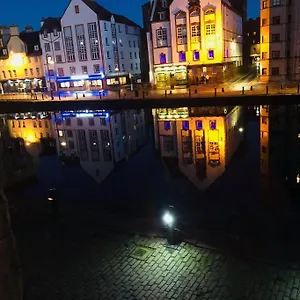 Vibrant At The Shore In Leith Apartment