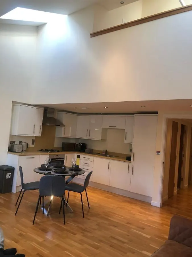 Private Parking 2 Bed 2 Bath Apartment Edinburgh
