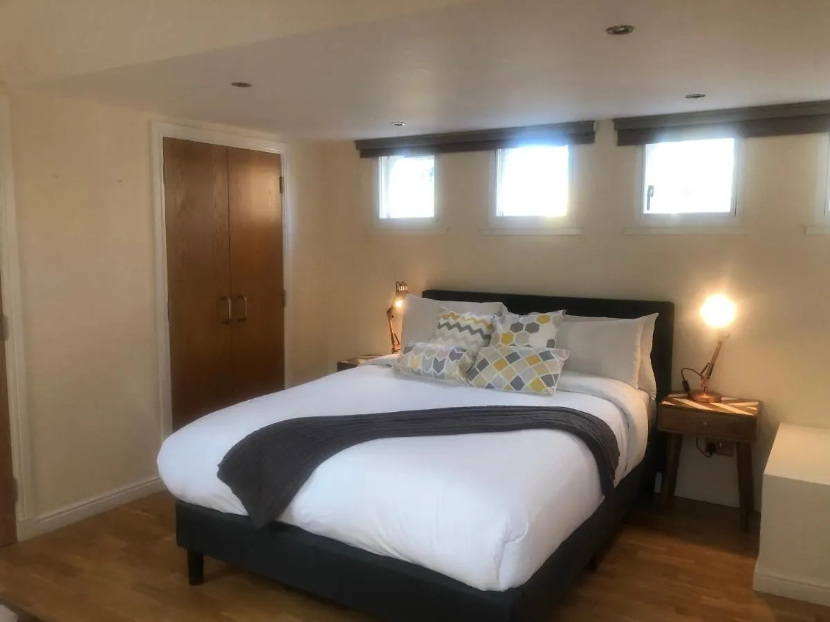 Private Parking 2 Bed 2 Bath Apartment Edinburgh