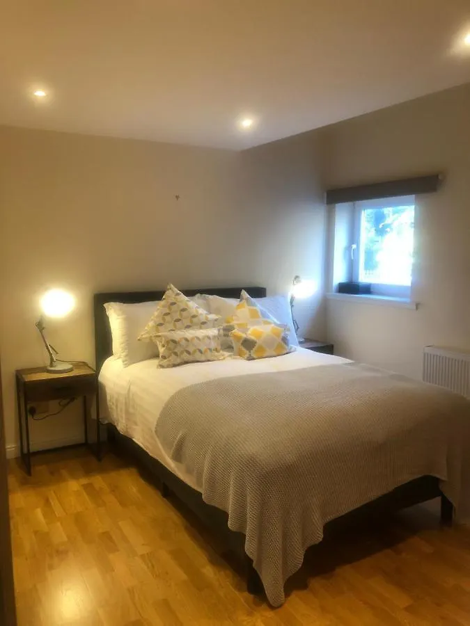 Private Parking 2 Bed 2 Bath Apartment Edinburgh