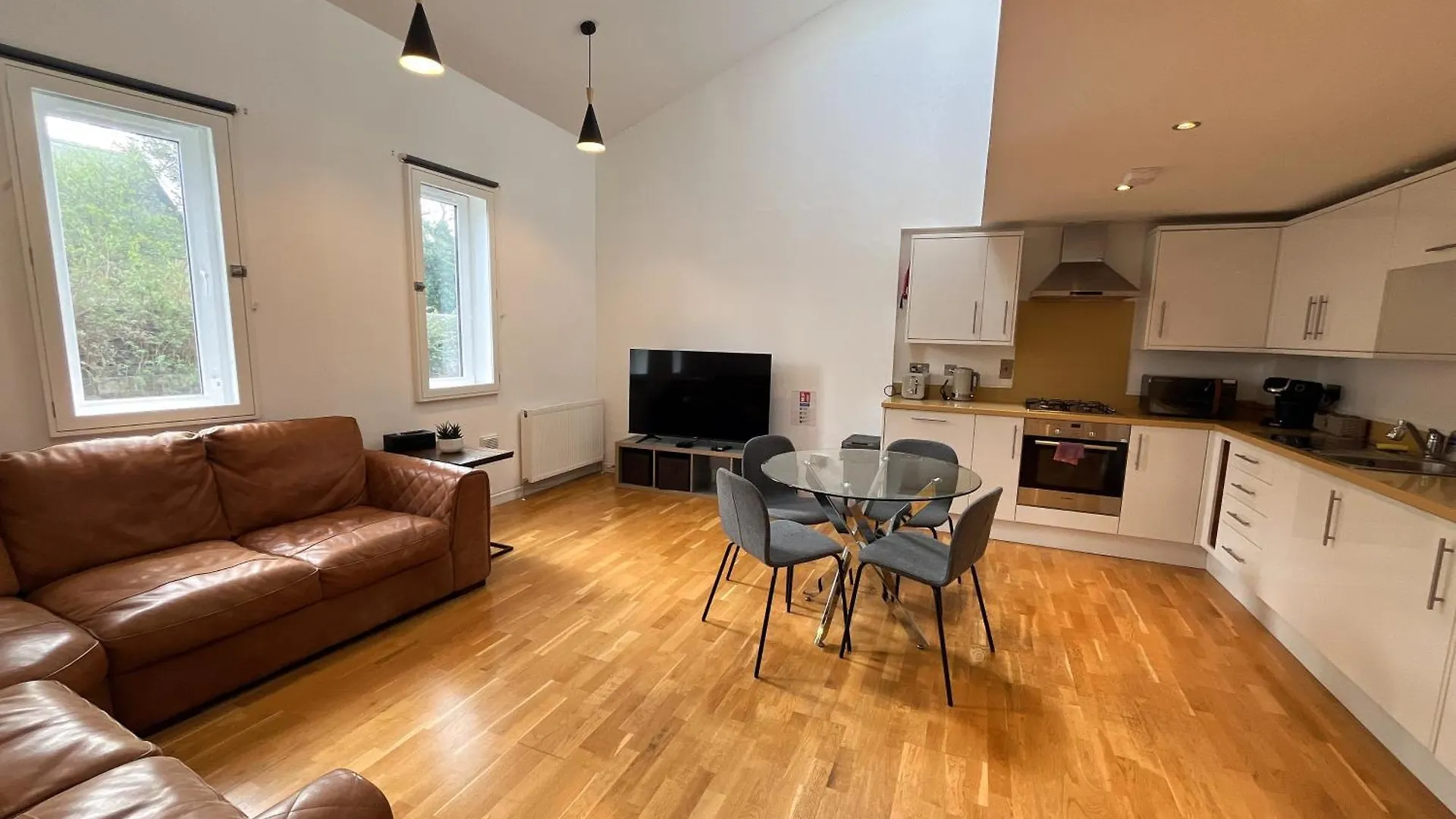 Private Parking 2 Bed 2 Bath Apartment Edinburgh