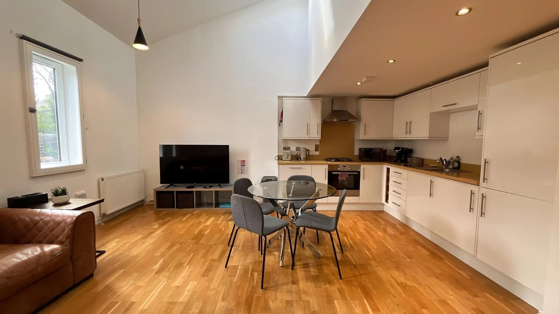Private Parking 2 Bed 2 Bath Apartment Edinburgh