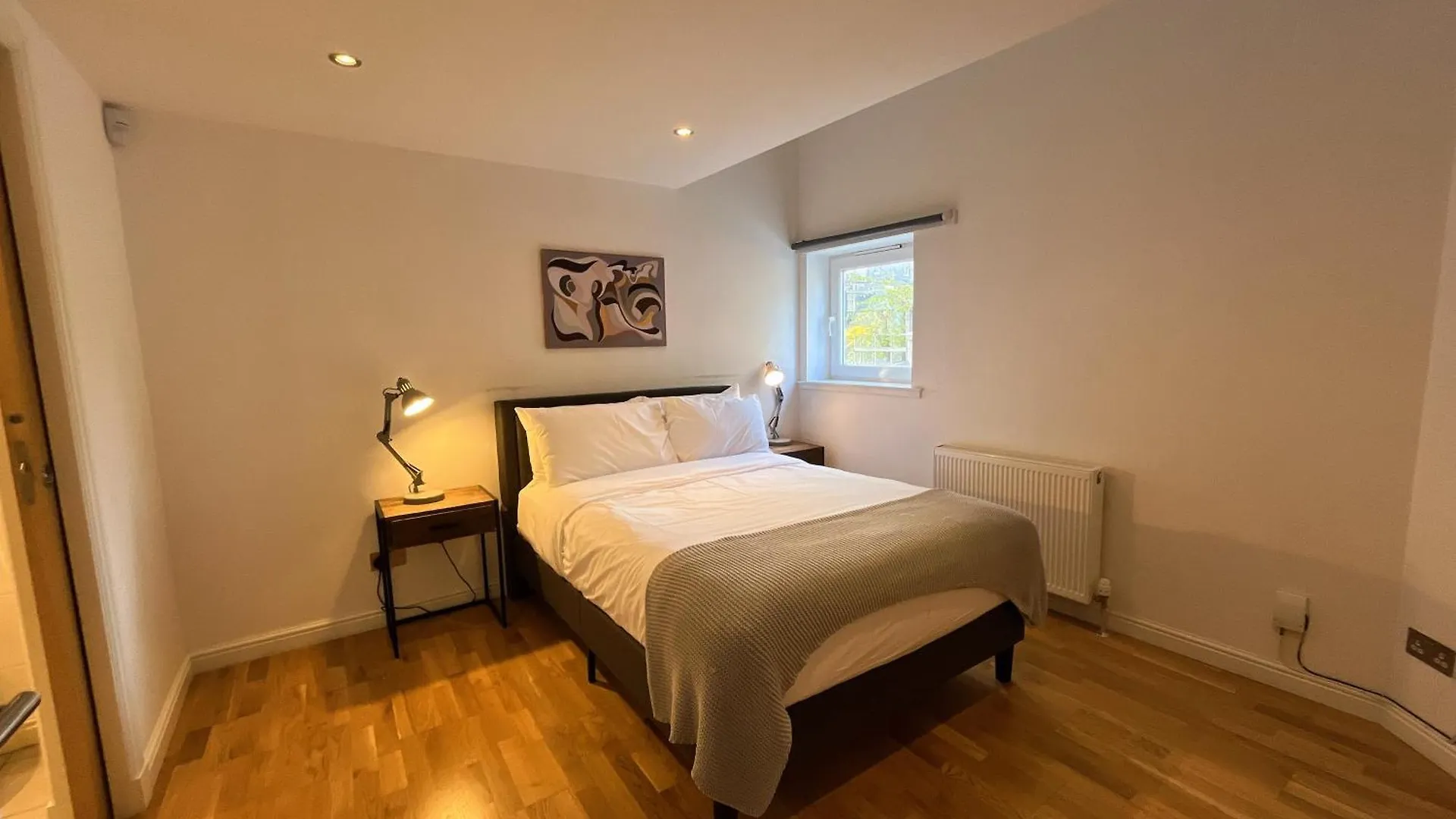Private Parking 2 Bed 2 Bath Apartment Edinburgh