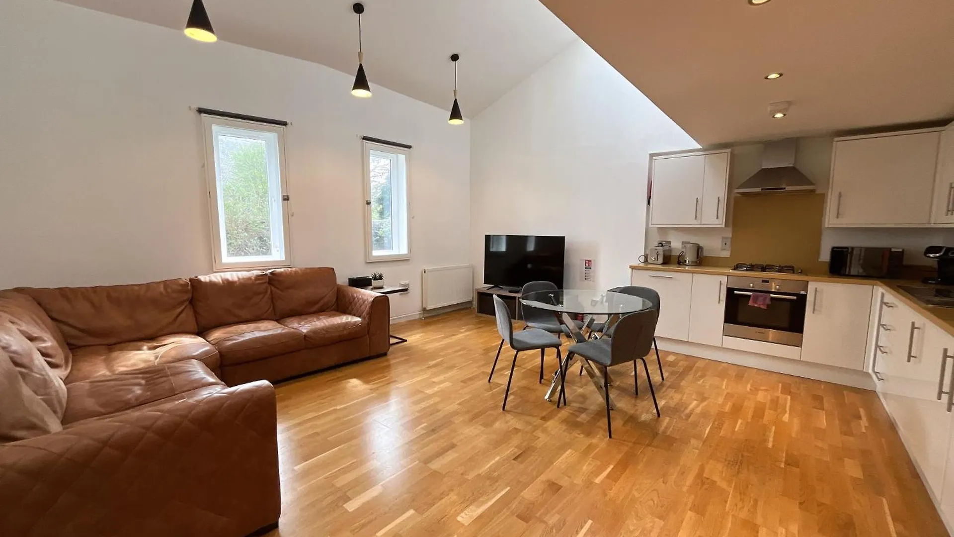 Private Parking 2 Bed 2 Bath Apartment Edinburgh
